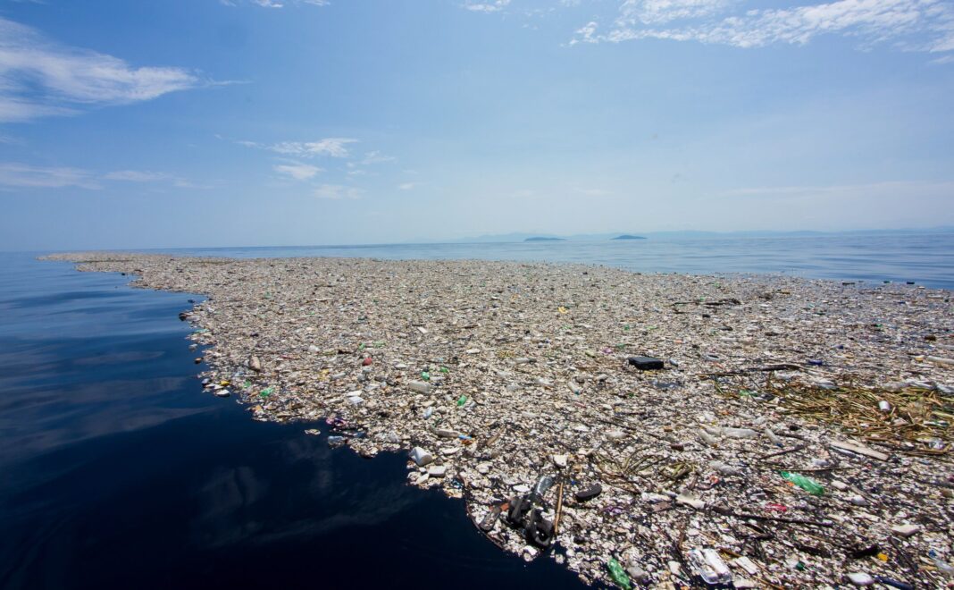 I bambini denunciano: il mare ricopre il 71% della superficie terrestre ma l’uomo è stato capace di inquinarlo tutto